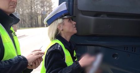 Wyprzedzał na skrzyżowaniu. Myślał, że dostanie mandat za telefon