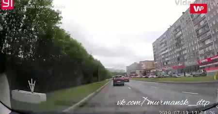 Wjechał na niezabezpieczoną studzienkę. Świadek nagrał konsekwencje