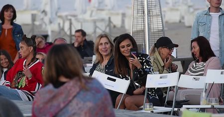 Natalia Siwiec z nosem w telefonie podziwia sceniczne popisy męża