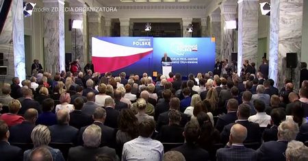 Wybory parlamentarne 2019. Schetyna: giniemy pod śmieciami