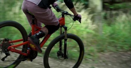 Downhill podbija polskie góry. Czym jest i jak uprawiać go bezpiecznie?