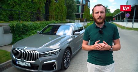 BMW serii 7 na parkingu i autostradzie