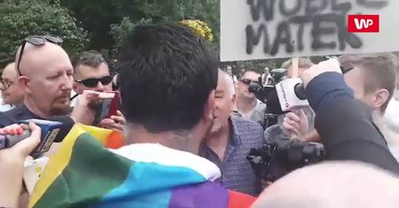 Solidarni z Białymstokiem. Robert Biedroń przemawia na wiecu, w tłumie spięcie