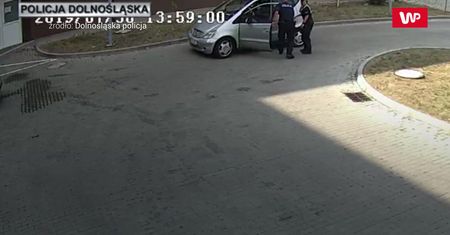Pod eskortą do szpitala. Nagranie z Polkowic