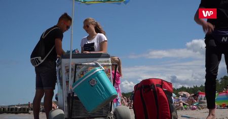 Chodzą po plaży i sprzedają orzeszki. Ich zarobki robią wrażenie