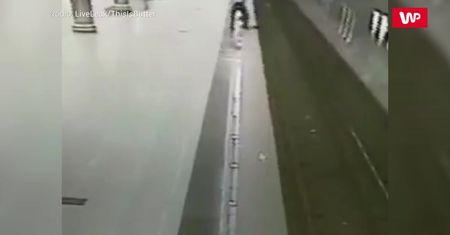 Podczas gry spadł z peronu. Wszystko nagrały kamery