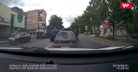 Dwóch na jednego. Bójka na rosyjskiej drodze