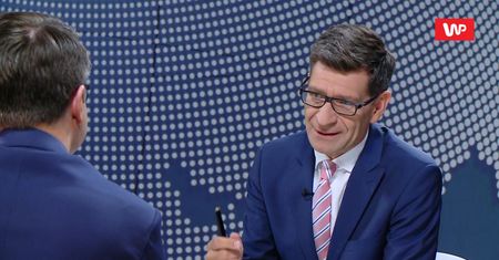 "Kuriozalna sytuacja". Rafał Trzaskowski kontra Mateusz Morawiecki. Rzecznik rządu Piotr Müller komentuje