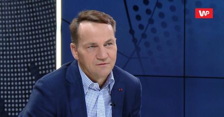 Radosław Sikorski lekceważąco o Pawle Kukizie. "Powinien trzymać się śpiewania"
