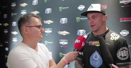"Klatka po klatce" (on tour): KSW 50. Janikowski wytłumaczył przebieg swojej walki. "Krzyczał, że się poddaje"