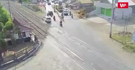 Groźny wypadek na przejeździe kolejowym