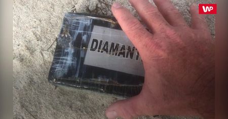 Woda wyrzuciła na plażę paczki. Ktoś stracił sporo pieniędzy