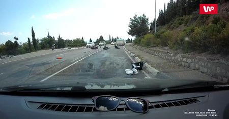 Lekkomyślny motocyklista. Zobacz nagranie