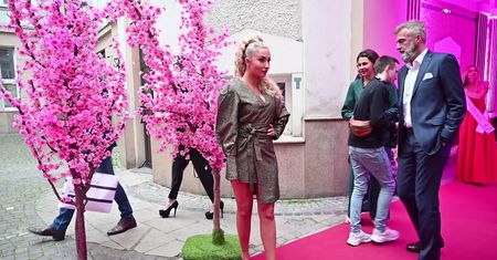 Poważna Cleo rzuca zimne spojrzenia w kierunku paparazzi