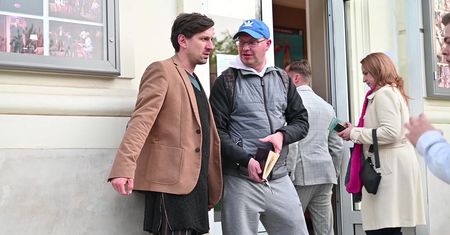 Poirytowany Maciej Rock stroi miny przy fanach