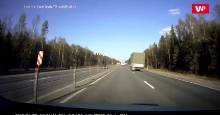 Chciał wyprzedzić z prawej. Tego się nie spodziewał