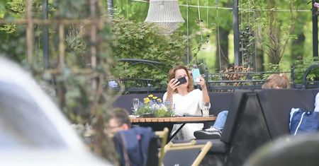 Anna Dereszowska pudruje nosek przed kawiarnią