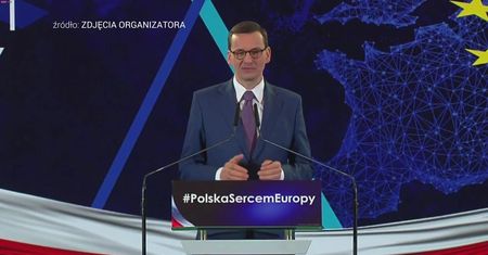 Morawiecki odpowiada Marcronowi. Dostało się też "Wyborczej"