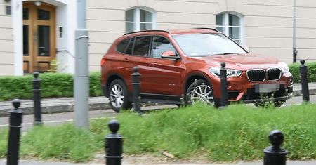 Magdalena Ogórek parkuje BMW na zakazie