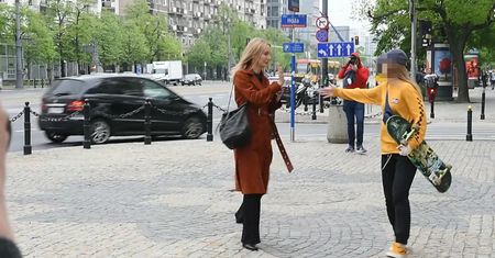 Agnieszka Woźniak-Starak przybija piątki z fanami na ulicy