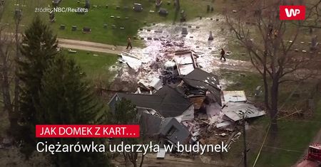 Dwa pojazdy wbiły się w dom. Nic z niego nie zostało