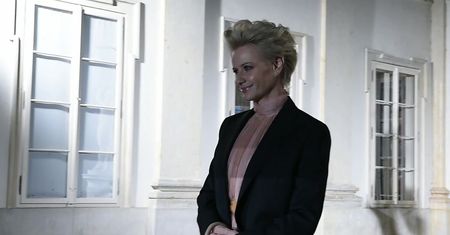 Grzeczna Małgorzata Kożuchowska pozuje w sukience pod samą szyję