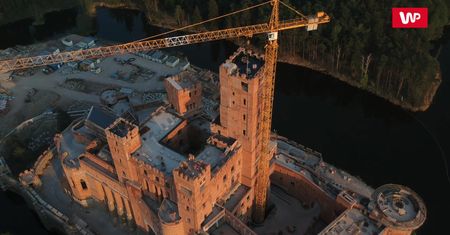 Zamek w Stobnicy wciąż rośnie. Imponująca wieża