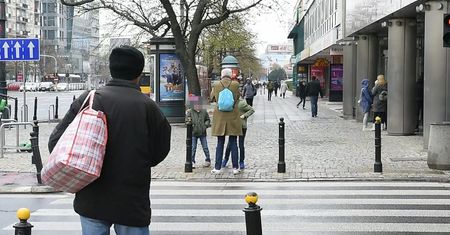 Młodzieżowy Hubert Urbański pozuje z fanami, a jego córki grzecznie czekają
