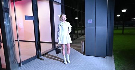 Lara Gessler w białych kozakach obściskuje się ze znajomym projektantem