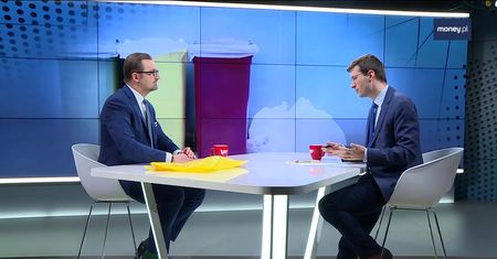 Wiceminister zrezygnował z foliówek. Używa torby z firanki
