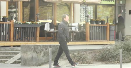 Zarośnięty Robert Więckiewicz kupuje bazie