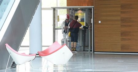 Michał Wiśniewski pali papierosa w towarzystwie syna
