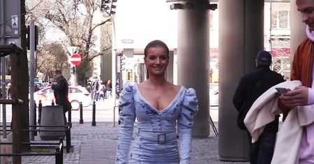 Natalia Janoszek w jeansowej mini eksponuje biust