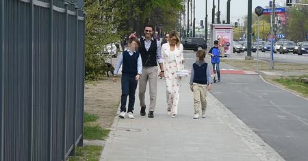 Małgorzata Rozenek w stylizacji w różowe flamingi spaceruje z koszyczkiem