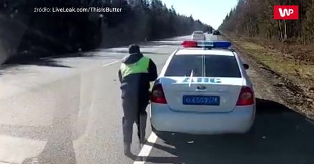 Prosto w policjanta. Nagranie z Rosji