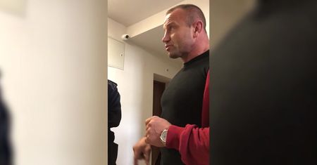 "Pudzian" rozmawia w hostelu z przedsiębiorcą i z policjantami