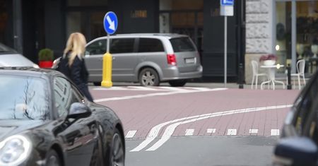 Olejnik zostawia BMW na zakazie parkowania