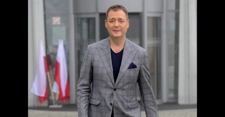 Posępny Jacek Rozenek snuje się we mgle pod TVP