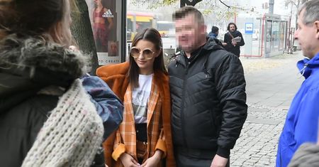 Julia Wieniawa w pomarańczowym futrze uśmiecha się do paparazzi