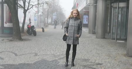 Iza Miko z wielką reklamówką śmieje się do rozpuku i pozuje z fanami