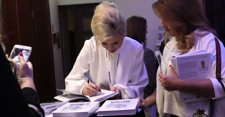 Maja Pilch ze sztucznym uśmiechem promuje swoją książkę