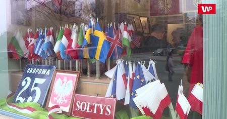 Gigantyczna kolejka w Warszawie. Po flagę trzeba stać nawet półtorej godziny