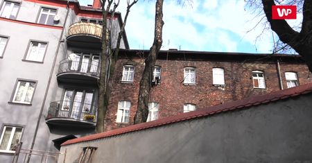 Miasto murem podzielone. Naprzeciw siebie stoją Polacy i Romowie