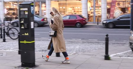Monika Olejnik i jej rozwiązane sznurówki stawiają czoła jesiennej szarudze