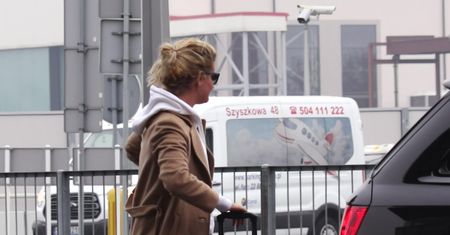 Speszona Zborowska chowa się przed paparazzi