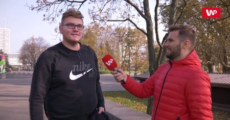 Przez 50 lat celowo "strzelał" palcami tylko lewej ręki. Efekt zadziwił naukowców