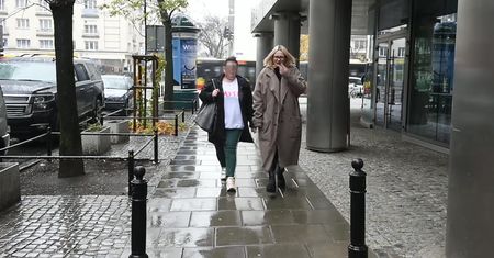Nosowska w wielkim płaszczu rozdaje autografy