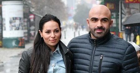 Sylwia i Akop Szostak mokną w deszczu pod TVN-em