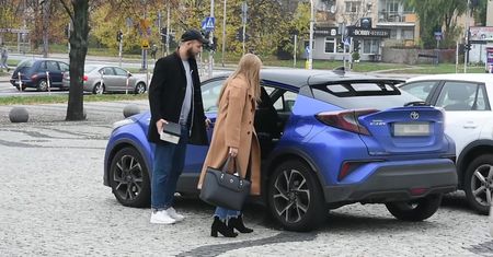 Roześmiana Kaczorowska z mężem opuszczają TVP