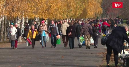 Handlowcy zacierają ręce. Przy cmentarzu sprzedają wędlinę i pasztet